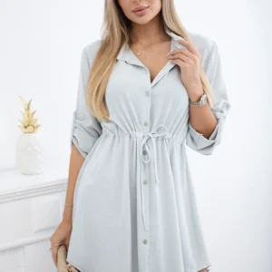 Suknelė su sagų užsegimu ir kaklaraiščiu ties juosmeniu šviesiai