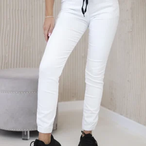 kelnės su briaunuotais kraštais