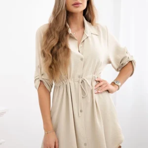 Suknelė su sagų užsegimu ir kaklaraiščiu ties juosmeniu tamsiai smėlio