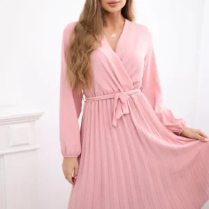 Suknelė surišta plisuotu apvadu tamsiai miltelių