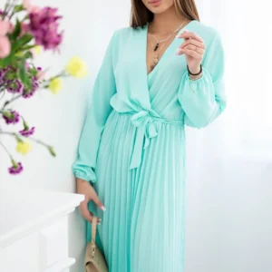 Suknelė surišta plisuotu apvadu lengvas