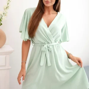 Suknelė su daugiasluoksne iškirpte tamsios