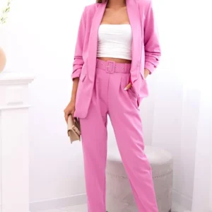 Elegantiškas švarkų ir kelnių tamsiai