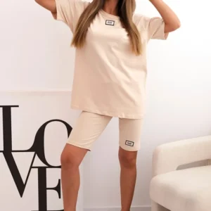 Moteriškas medvilninis trumpomis rankovėmis ir šortais smėlio