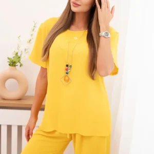 Moteriškas su laisva palaidine ir plačiomis kelnėmis