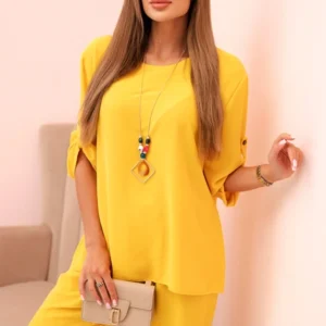 Moteriškas su palaidine su karoliais ir plačiomis kelnėmis