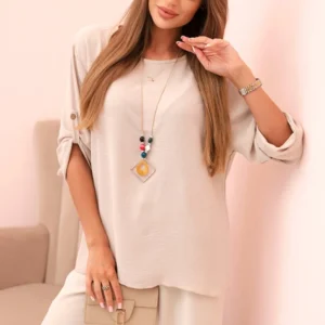 Moteriškas su palaidine su karoliais ir plačiomis kelnėmis smėlio