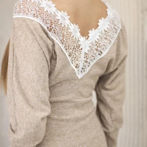 Moteriška suknelė su 3/4 rankovėmis ir nėriniais nugaroje kupranugaris