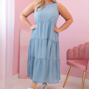 Pliusinio dydžio moteriška suknelė iš liocelio, platėjanti su raukiniais lengvas audinys