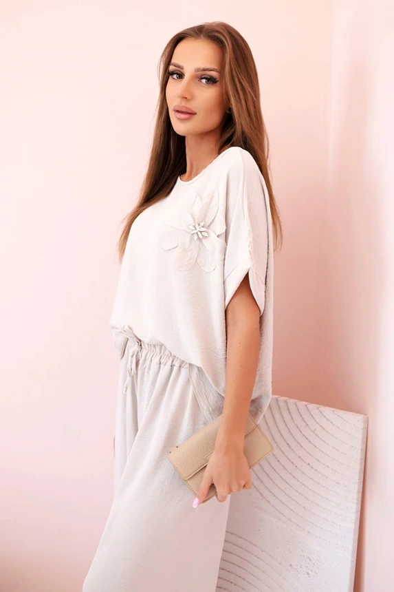 33154_3 Moteriškas iš viskozės su dekoratyviniu gėlių raštu ir platėjančiomis kelnėmis tamsiai smėlio