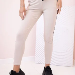 Moteriškos tamprės su juostelėmis šonuose ir raišteliu juosmenyje smėlio