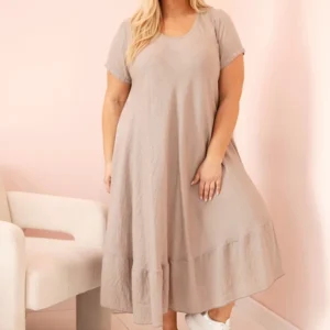Moteriška Plus Size suknelė trumpomis rankovėmis ir raukiniais iš lengvos viskozės fango