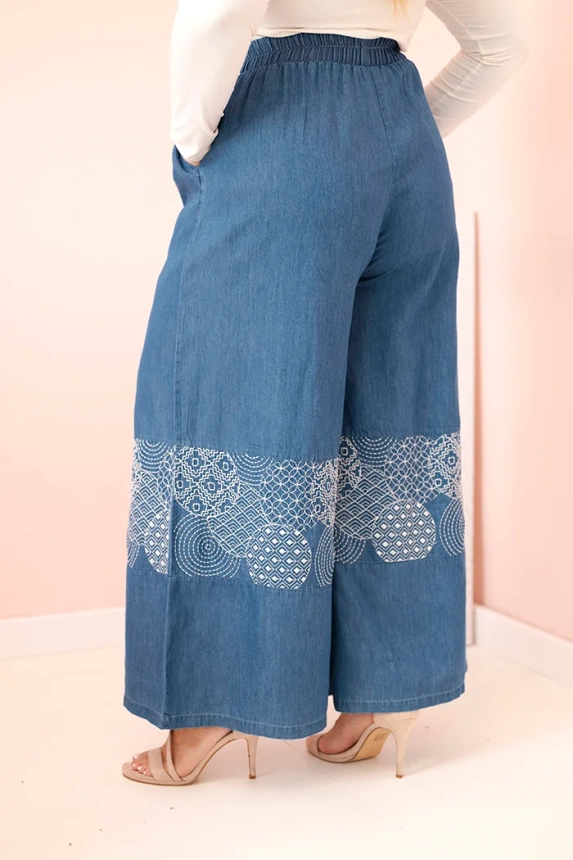 33243_2 Moteriškos Plus Size kelnės plačiomis klešnėmis su etniniu siuvinėjimu - Image 3