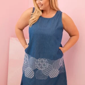 Pliusinio dydžio moteriška suknelė be rankovių su dekoratyviniu raštu