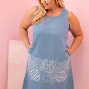 Pliusinio dydžio moteriška suknelė be rankovių su dekoratyviniu raštu šviesiai