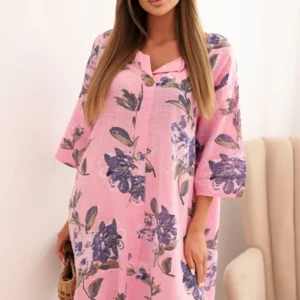 Moteriška medvilninė suknelė su gėlių raštu ir 3/4 rankovėmis šviesiai