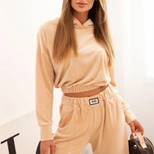 Moteriškas treningo kostiumas iš veliūro su plačiomis kelnių kojomis ir gobtuvu, bežinis