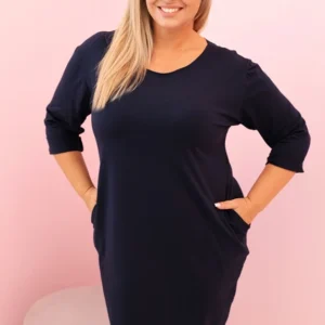 Moteriška Plus Size suknelė iš medvilnės su tiesiu siluetu ir 3/4 rankovėmis granatowa