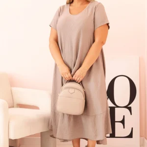 Moteriška plus size suknelė su trumpomis rankovėmis ir šoninėmis raukšlėmis iš lengvos viskozės cappuccino