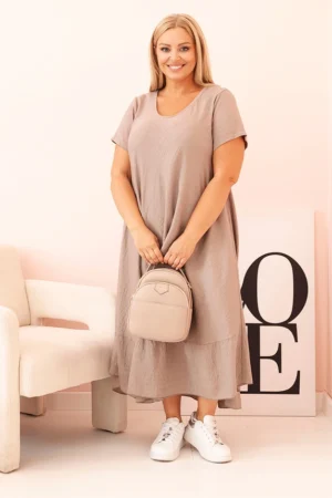 Moteriška plus size suknelė su trumpomis rankovėmis ir šoninėmis raukšlėmis iš lengvos viskozės cappuccino