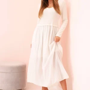 Ilga suknelė su petnešomis slyvų