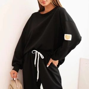 Moteriškas su laisvu megztiniu ir kelnių su užrašu LOVE