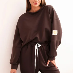 Moteriškas su laisvu džemperiu ir kelnėmis su užrašu LOVE