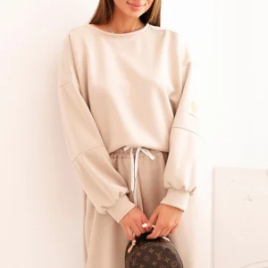 Moteriškas su laisvu džemperiu ir kelnėmis su užrašu LOVE bežinis