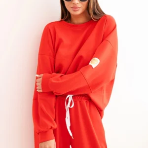 Moteriškas su laisvu džemperiu ir kelnėmis su užrašu LOVE