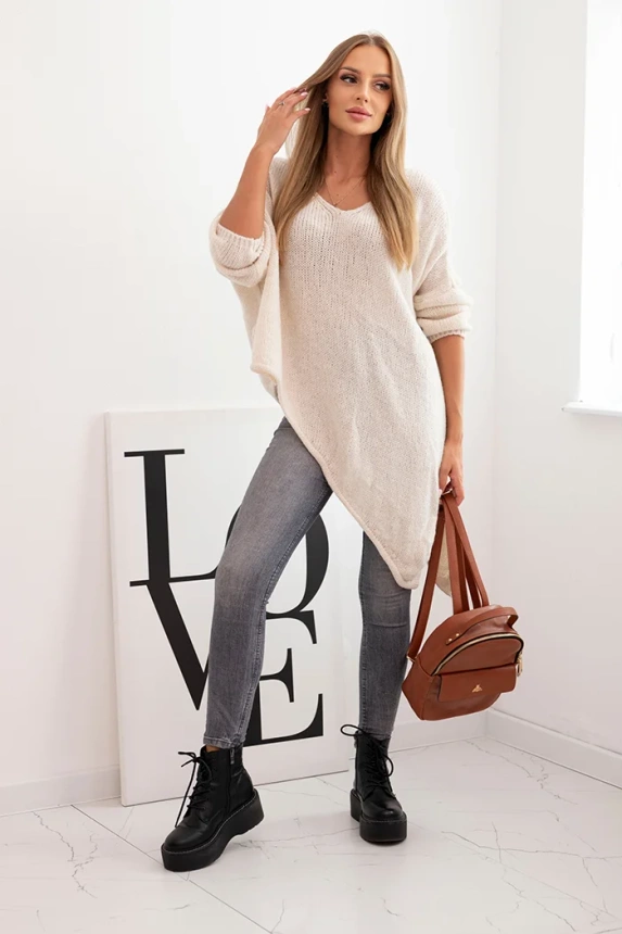 34473_1 Moteriškas asimetrinis vilnonis megztinis Plus Size su V formos iškirpte šviesiai bežinis - Image 2