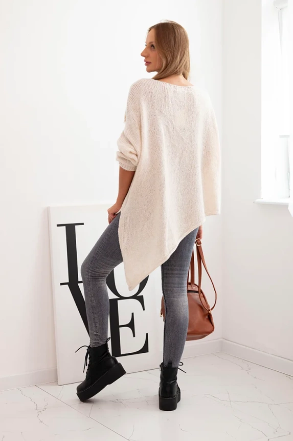 34473_2 Moteriškas asimetrinis vilnonis megztinis Plus Size su V formos iškirpte šviesiai bežinis - Image 3