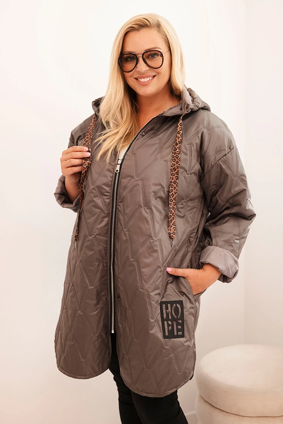 34534_1 Damska kurtka Plus Size pikowana su kapišonu ir užrašu HOPE cappucino