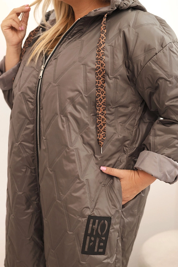34534_2 Damska kurtka Plus Size pikowana su kapišonu ir užrašu HOPE cappucino - Image 3