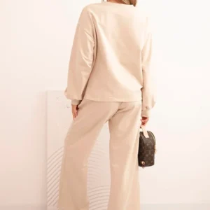 Moteriškas medvilninis su plačiomis kelnėmis ir ilgomis rankovėmis džemperiu bežinis