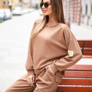 Moteriškas su laisvu džemperiu ir kelnėmis su užrašu LOVE tamsiai kamelinis