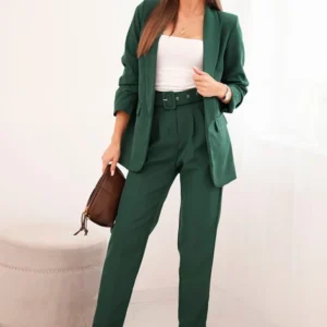 Elegantiškas švarkų ir kelnių tamsiai