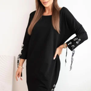 Moteriška asimetrinė suknelė su dekoratyvinėmis juostelėmis ir 3/4 rankovėmis