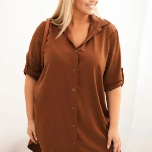 Moteriška marškininė suknelė Plus Size su ilgesniu nugara ir sukamu rankovėmis tamsiai kamelinė