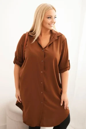 Moteriška marškininė suknelė Plus Size su ilgesniu nugara ir sukamu rankovėmis tamsiai kamelinė