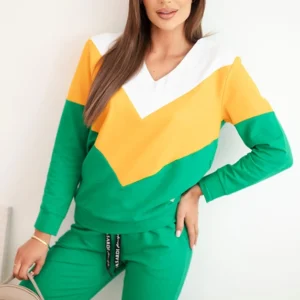 Moteriškas su V formos iškirpte