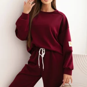 Moteriškas su laisvu džemperiu ir kelnėmis su užrašu LOVE khaki