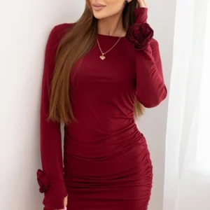 Moteriška suknelė iš viskozės prigludusi su raukšlėmis ir gėlėmis ant rankovių