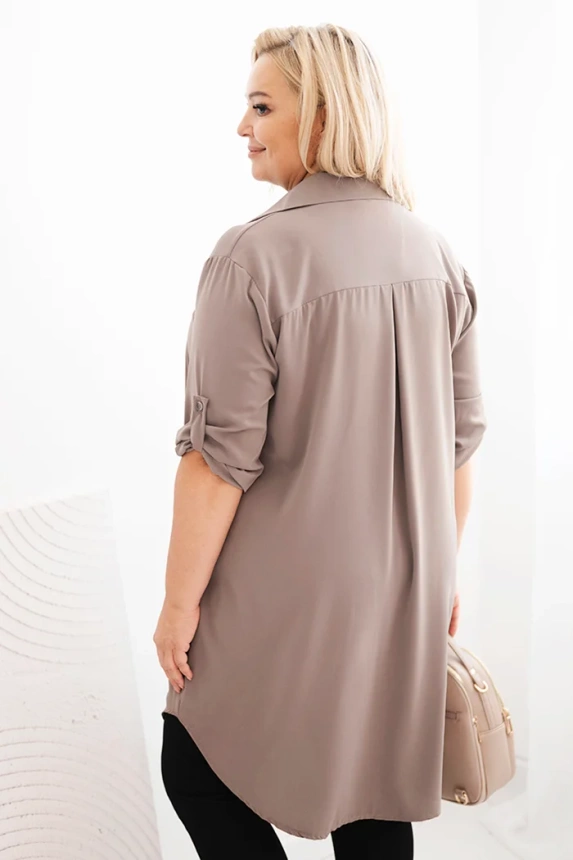 35781_2 Moteriška marškininė suknelė Plus Size su ilgesniu nugara ir suktelėtais rankovėmis fango - Image 3