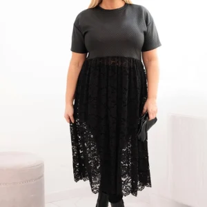 Moteriška suknelė Plus Size su trumpomis rankovėmis ir nėriniuotu apačiu