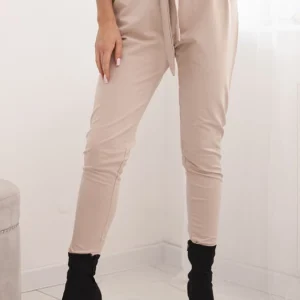 Moteriškos medvilninės kelnės su juosmens raišteliu ir siaurėjančiomis kojomis bežinės