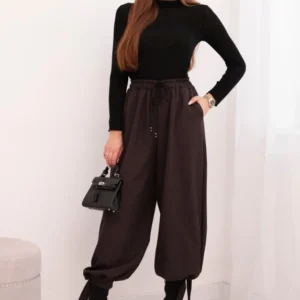 Moteriškos kelnės su plačiais džinsais ir kaklaraiščiu apačioje