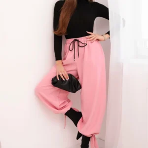 Moteriškos kelnės su plačiomis kelnių kojomis ir raišteliu apačioje šviesiai