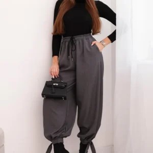 Moteriškos kelnes su plačiomis kojomis ir raišteliu apačioje