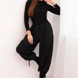 Moteriškos kelnės su plačiomis kojomis ir raišteliu apačioje