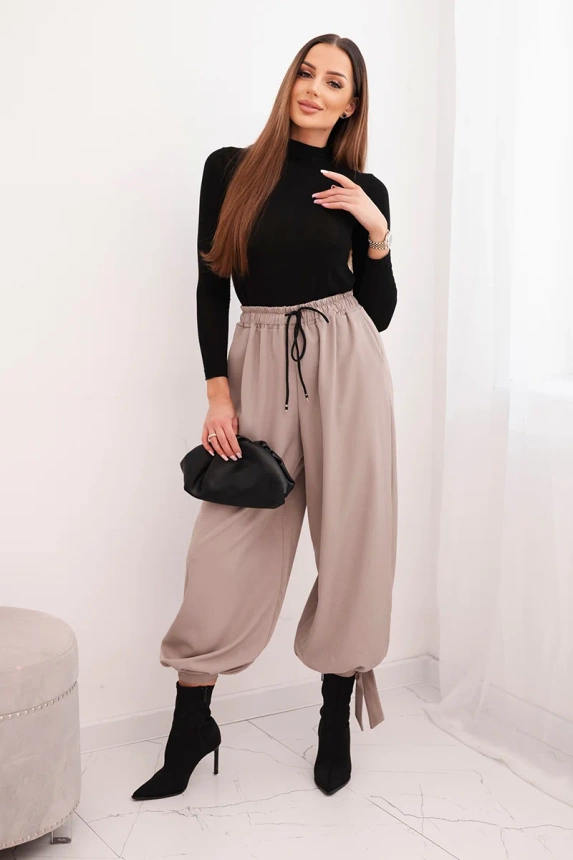 36588_2 Moteriškos kelnės su plačiomis klešnėmis ir raišteliu apačioje fango